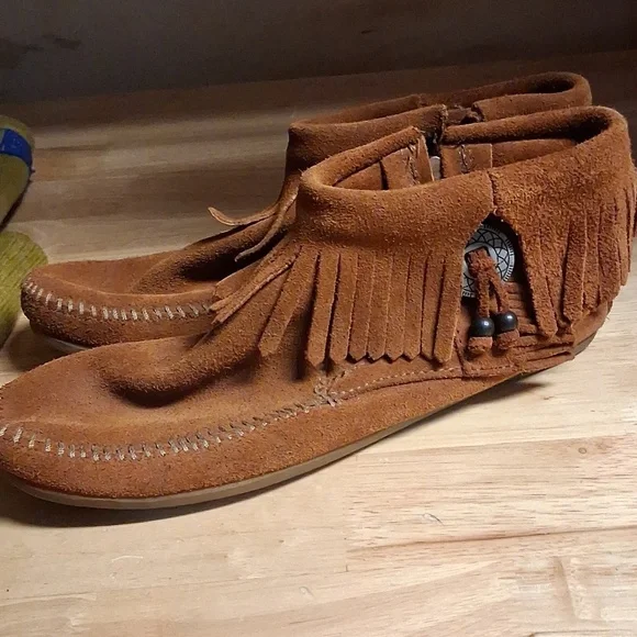 Minnetonka Concho Feather Boot  (9) Brown Suede Moccassins Booties - Picture 7 of 9